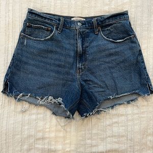 Abercrombie & Fitch Curve Love The 4” Mom Short. High rise.